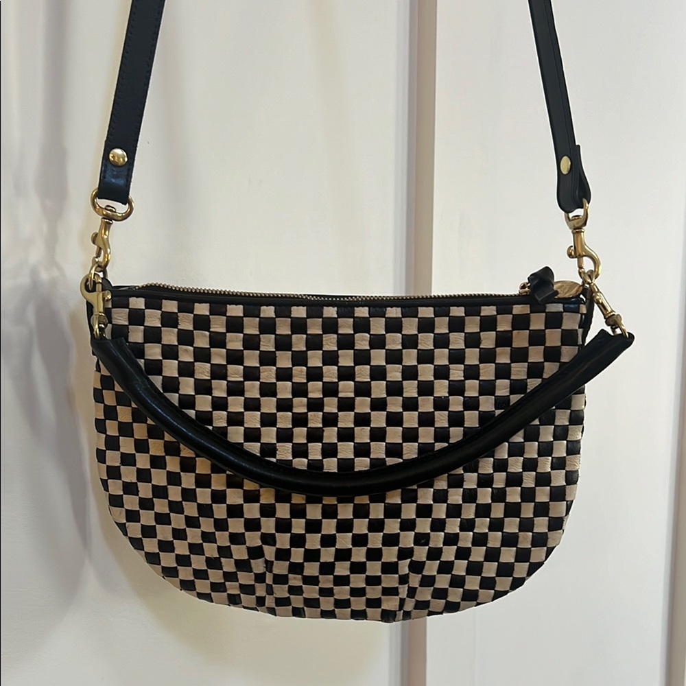 CLARE V. PETIT MOYEN MESSENGER BAG BLACK/CREAM WOVEN CHECKERED
